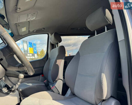 Серый Хендай H-1, объемом двигателя 2.5 л и пробегом 182 тыс. км за 12999 $, фото 49 на Automoto.ua