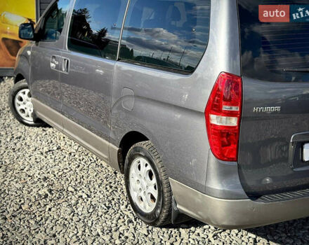 Серый Хендай H-1, объемом двигателя 2.5 л и пробегом 182 тыс. км за 12999 $, фото 19 на Automoto.ua