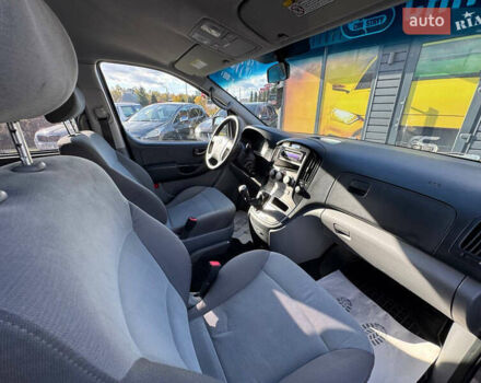 Серый Хендай H-1, объемом двигателя 2.5 л и пробегом 182 тыс. км за 12999 $, фото 31 на Automoto.ua