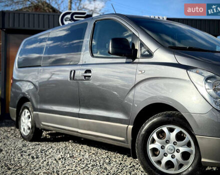 Серый Хендай H-1, объемом двигателя 2.5 л и пробегом 182 тыс. км за 12999 $, фото 14 на Automoto.ua