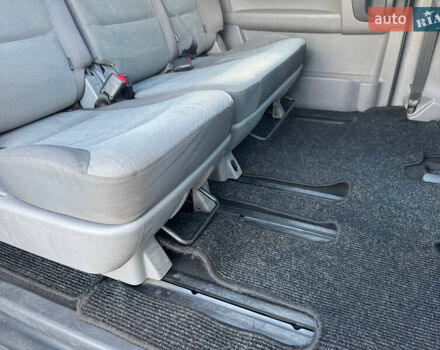 Серый Хендай H-1, объемом двигателя 2.5 л и пробегом 182 тыс. км за 12999 $, фото 41 на Automoto.ua