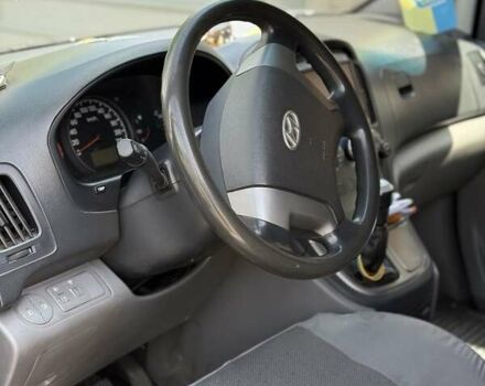 Серый Хендай H-1, объемом двигателя 2.5 л и пробегом 175 тыс. км за 14500 $, фото 6 на Automoto.ua