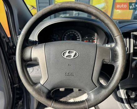 Серый Хендай H-1, объемом двигателя 2.5 л и пробегом 182 тыс. км за 12999 $, фото 53 на Automoto.ua