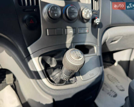 Серый Хендай H-1, объемом двигателя 2.5 л и пробегом 182 тыс. км за 12999 $, фото 56 на Automoto.ua