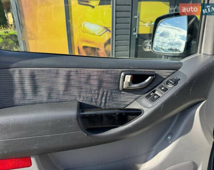 Серый Хендай H-1, объемом двигателя 2.5 л и пробегом 182 тыс. км за 12999 $, фото 51 на Automoto.ua