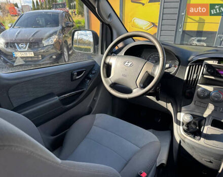 Серый Хендай H-1, объемом двигателя 2.5 л и пробегом 182 тыс. км за 12999 $, фото 37 на Automoto.ua