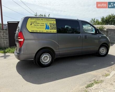 Серый Хендай H-1, объемом двигателя 2.5 л и пробегом 175 тыс. км за 14500 $, фото 2 на Automoto.ua