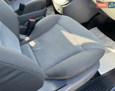 Сірий Хендай H-1, об'ємом двигуна 2.5 л та пробігом 182 тис. км за 13500 $, фото 33 на Automoto.ua