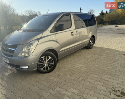 Серый Хендай H-1, объемом двигателя 2.5 л и пробегом 151 тыс. км за 12800 $, фото 1 на Automoto.ua