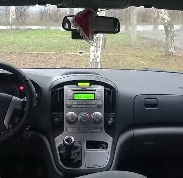 Серый Хендай H-1, объемом двигателя 2.5 л и пробегом 216 тыс. км за 12700 $, фото 8 на Automoto.ua