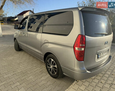 Серый Хендай H-1, объемом двигателя 2.5 л и пробегом 151 тыс. км за 12800 $, фото 3 на Automoto.ua