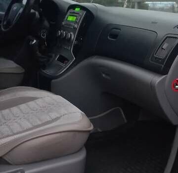 Серый Хендай H-1, объемом двигателя 2.5 л и пробегом 216 тыс. км за 12700 $, фото 13 на Automoto.ua