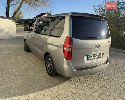 Серый Хендай H-1, объемом двигателя 2.5 л и пробегом 151 тыс. км за 12800 $, фото 2 на Automoto.ua