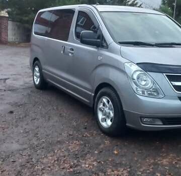 Серый Хендай H-1, объемом двигателя 2.5 л и пробегом 216 тыс. км за 12700 $, фото 2 на Automoto.ua