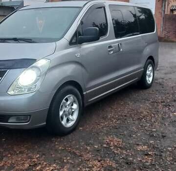 Серый Хендай H-1, объемом двигателя 2.5 л и пробегом 216 тыс. км за 12700 $, фото 1 на Automoto.ua