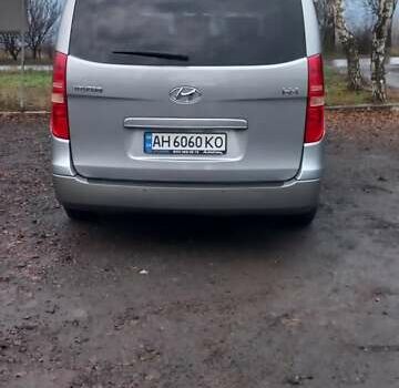 Серый Хендай H-1, объемом двигателя 2.5 л и пробегом 216 тыс. км за 12700 $, фото 3 на Automoto.ua