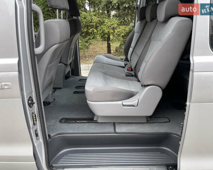 Серый Хендай H-1, объемом двигателя 2.5 л и пробегом 168 тыс. км за 17300 $, фото 29 на Automoto.ua