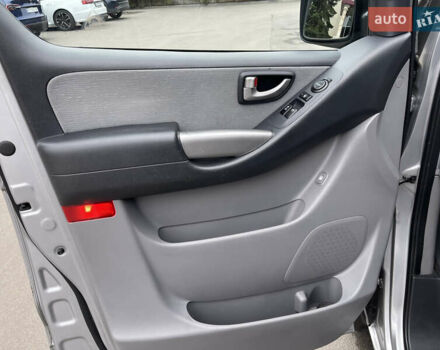 Серый Хендай H-1, объемом двигателя 2.5 л и пробегом 168 тыс. км за 17300 $, фото 25 на Automoto.ua