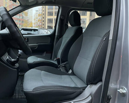 Серый Хендай H-1, объемом двигателя 2.5 л и пробегом 98 тыс. км за 21200 $, фото 9 на Automoto.ua