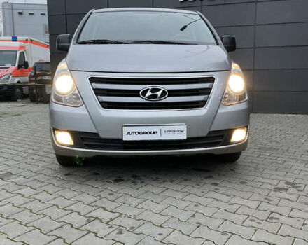 Серый Хендай H-1, объемом двигателя 2.5 л и пробегом 98 тыс. км за 21200 $, фото 3 на Automoto.ua