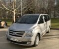 Сірий Хендай H-1, об'ємом двигуна 2.5 л та пробігом 60 тис. км за 18000 $, фото 1 на Automoto.ua