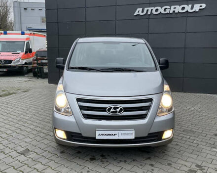 Серый Хендай H-1, объемом двигателя 2.5 л и пробегом 98 тыс. км за 21200 $, фото 2 на Automoto.ua