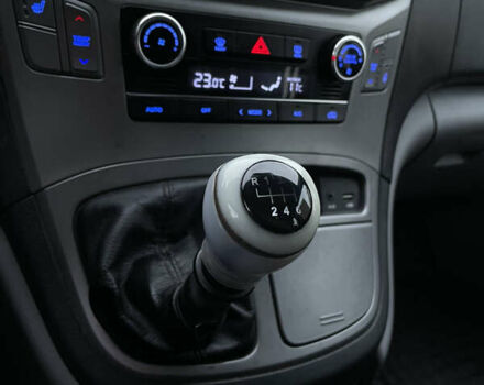 Серый Хендай H-1, объемом двигателя 2.5 л и пробегом 98 тыс. км за 21200 $, фото 17 на Automoto.ua