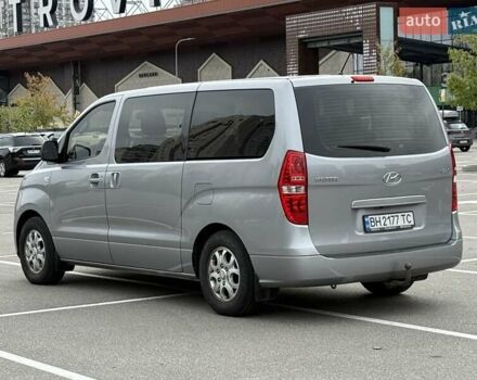Сірий Хендай H-1, об'ємом двигуна 2.5 л та пробігом 60 тис. км за 23500 $, фото 2 на Automoto.ua