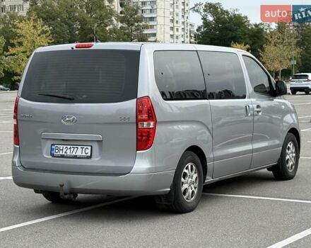 Сірий Хендай H-1, об'ємом двигуна 2.5 л та пробігом 60 тис. км за 23500 $, фото 4 на Automoto.ua