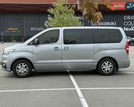 Сірий Хендай H-1, об'ємом двигуна 2.5 л та пробігом 60 тис. км за 23500 $, фото 1 на Automoto.ua