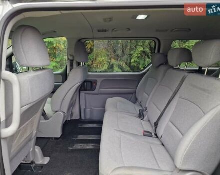 Серый Хендай H-1, объемом двигателя 2.5 л и пробегом 80 тыс. км за 25900 $, фото 16 на Automoto.ua