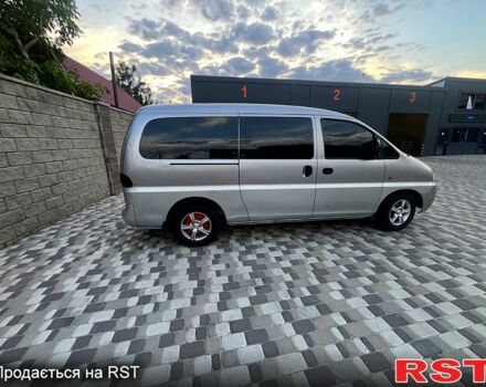 Серый Хендай H-1, объемом двигателя 2.5 л и пробегом 248 тыс. км за 5200 $, фото 2 на Automoto.ua