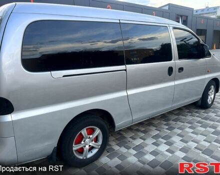 Серый Хендай H-1, объемом двигателя 2.5 л и пробегом 248 тыс. км за 5200 $, фото 5 на Automoto.ua