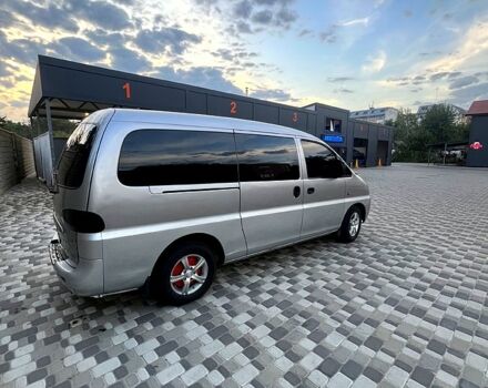 Серый Хендай H-1, объемом двигателя 2.5 л и пробегом 248 тыс. км за 5200 $, фото 3 на Automoto.ua