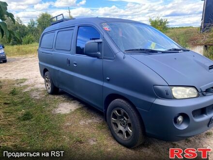 Серый Хендай H-1, объемом двигателя 2.5 л и пробегом 250 тыс. км за 3000 $, фото 1 на Automoto.ua