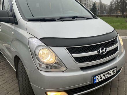 Серый Хендай H-1, объемом двигателя 2.5 л и пробегом 239 тыс. км за 8500 $, фото 1 на Automoto.ua