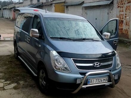 Серый Хендай H-1, объемом двигателя 2.5 л и пробегом 240 тыс. км за 8300 $, фото 1 на Automoto.ua