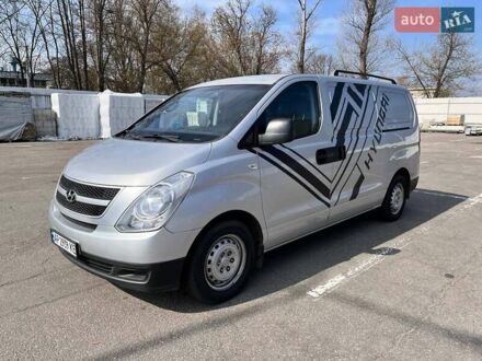 Сірий Хендай H-1, об'ємом двигуна 2.5 л та пробігом 270 тис. км за 6800 $, фото 1 на Automoto.ua
