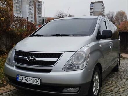 Сірий Хендай H-1, об'ємом двигуна 2.5 л та пробігом 324 тис. км за 7999 $, фото 1 на Automoto.ua