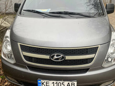 Серый Хендай H-1, объемом двигателя 2.5 л и пробегом 215 тыс. км за 14000 $, фото 1 на Automoto.ua