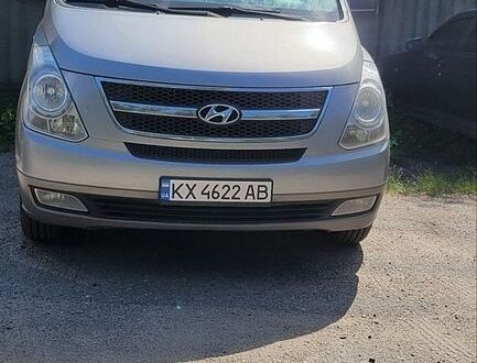 Сірий Хендай H-1, об'ємом двигуна 2.5 л та пробігом 263 тис. км за 11500 $, фото 1 на Automoto.ua
