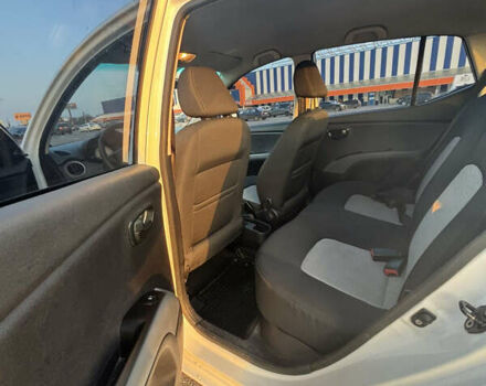 Белый Хендай и10, объемом двигателя 1.09 л и пробегом 115 тыс. км за 5400 $, фото 7 на Automoto.ua