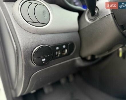 Белый Хендай и10, объемом двигателя 1.09 л и пробегом 160 тыс. км за 4500 $, фото 20 на Automoto.ua