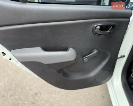 Белый Хендай и10, объемом двигателя 1.09 л и пробегом 160 тыс. км за 4500 $, фото 19 на Automoto.ua