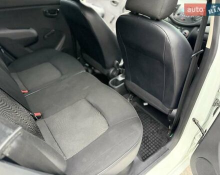 Белый Хендай и10, объемом двигателя 1.09 л и пробегом 160 тыс. км за 4500 $, фото 26 на Automoto.ua