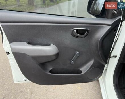 Белый Хендай и10, объемом двигателя 1.09 л и пробегом 160 тыс. км за 4500 $, фото 21 на Automoto.ua