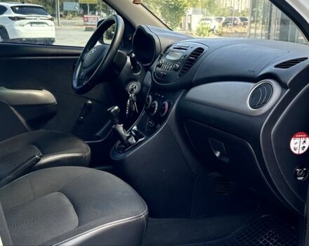 Белый Хендай и10, объемом двигателя 1.1 л и пробегом 145 тыс. км за 5600 $, фото 13 на Automoto.ua