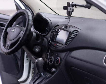 Хендай и10 2013 в Кременчуге на Automoto.ua Белый Хендай и10, объемом двигателя 1.09 л и пробегом 76 тыс. км за 6000 $, фото 10 на Automoto.ua