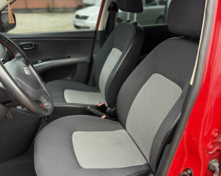 Красный Хендай и10, объемом двигателя 1.25 л и пробегом 154 тыс. км за 4600 $, фото 7 на Automoto.ua