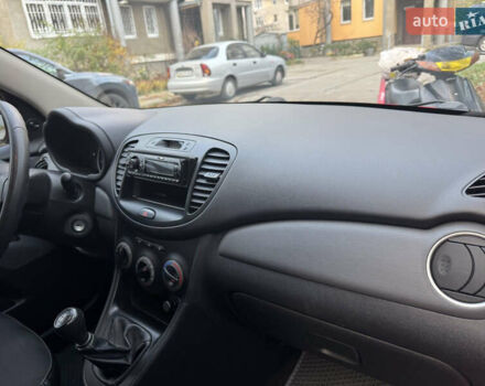 Красный Хендай и10, объемом двигателя 1.1 л и пробегом 48 тыс. км за 5900 $, фото 20 на Automoto.ua